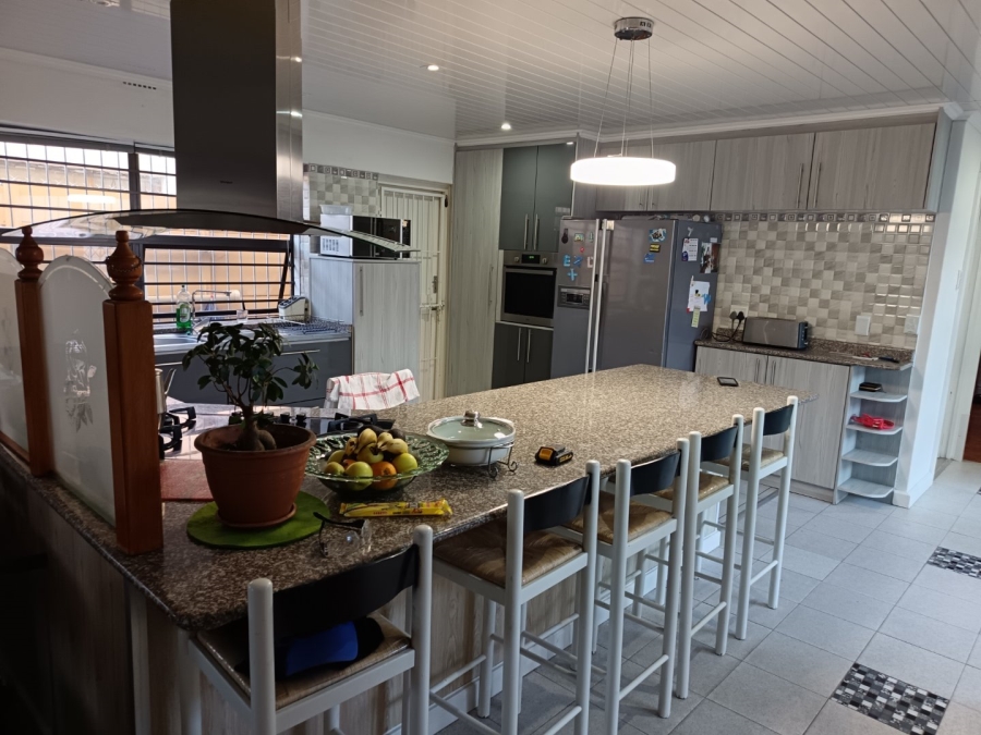 6 Bedroom Property for Sale in Maitland Western Cape